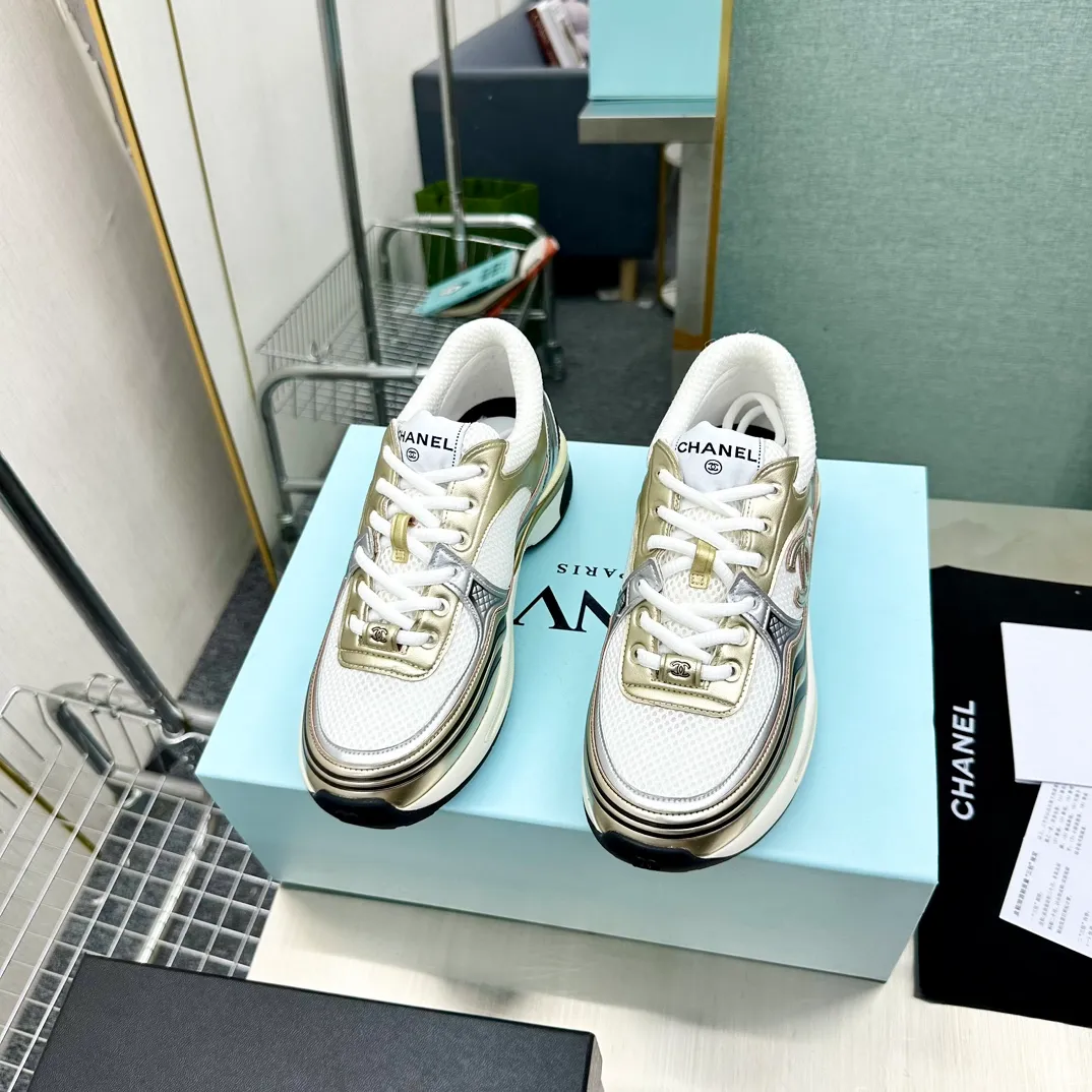👟👟Ex-factory price 640 👟👟 Women's Shoes Women's Clothing Chanel Chanel 23C Early Spring Resort Series Xiaoxiang Metal Casual Sports Shoes Gold Silver Horn King The latest foreign catwalk series Chanel Chanel 2023 Early Spring Series is held in the second smallest country in the world. The series is inspired by Monaco's international seaside lifestyle, from the F1 racing track to beach swimming pools, from casinos to tennis courts, to create a diverse and unique new series of racing driver's helmets, jumpsuits and other elements that have been reinterpreted to be more fashionable. Exquisite packaging at the delivery counter 🛍📦 ▪️Fabric: Original imported metal cowhide + technical fabric ▪️Inner lining: Original custom-made breathable mesh ▪️Sole: Original molded ultra-light foam combination outsole ▪️Sole thickness: 3.5CM ▪️Size: Women’s 35-41